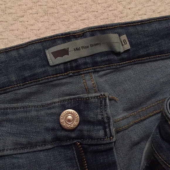 Comfy Boot-Cut Levi Jeans - Picture 2 of 4